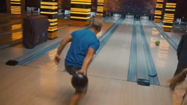 İnsanlar bir bowling topu hobi ve eğlence kavramı yuvarlanmaya