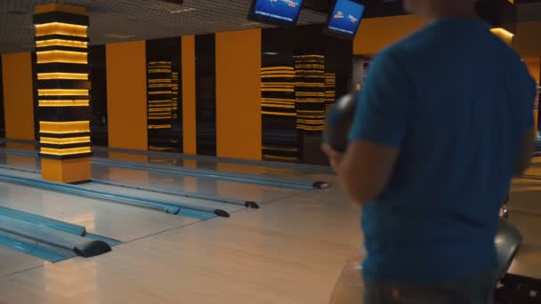 Mensen Bezig Met Rollen Van Een Bowling Bal Concept Voor — Stockvideo