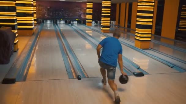 Menschen Vor Dem Rollen Einer Bowlingkugel Hobby Und Freizeitkonzept — Stockvideo