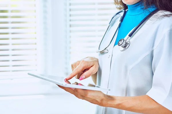 Mujer Médico Usando Tableta Hospital —  Fotos de Stock