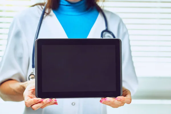 Lekarz Szpitalu Korzystający Komputera Typu Tablet — Zdjęcie stockowe