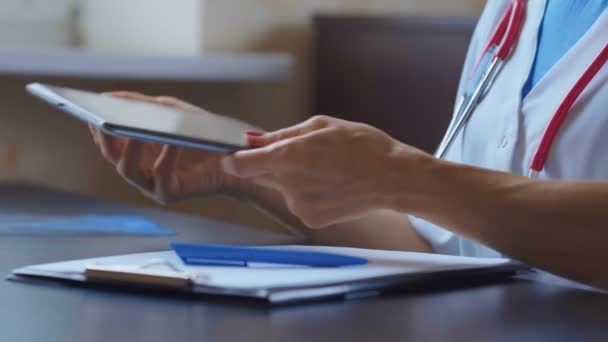 Hastanede Tablet Bilgisayar Kullanan Kadın Doktor — Stok video