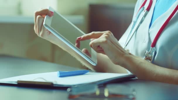 Vrouwelijke Arts Met Tabletcomputer Het Ziekenhuis — Stockvideo