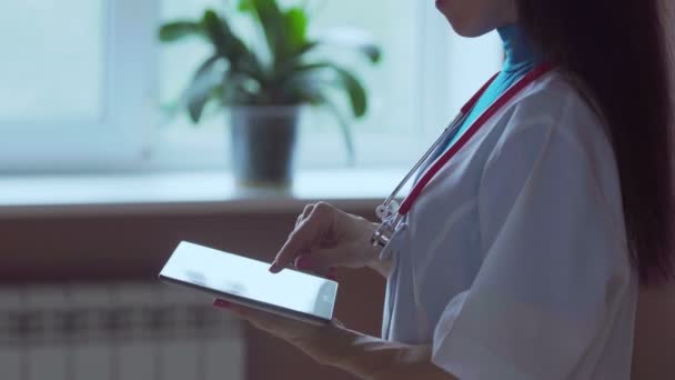 Mujer Médico Usando Tableta Hospital — Vídeos de Stock