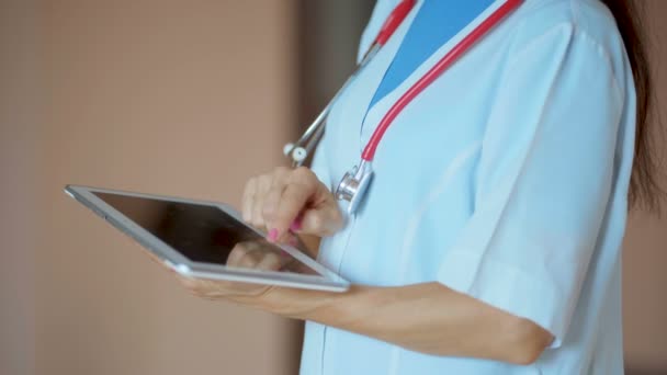 Mujer Médico Usando Tableta Hospital — Vídeo de stock