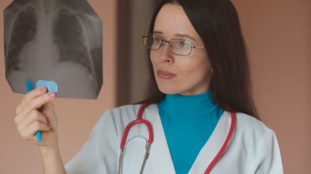 Pracownika Medycznego Diagnozuje Pacjenta — Wideo stockowe