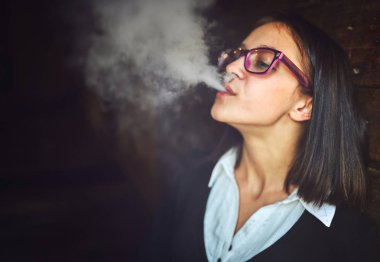 mekanik bir mod tutarak vaping adam. Buhar bulutu.