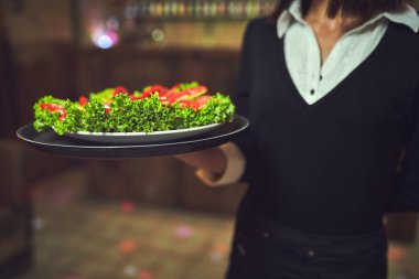 Garsonlar şenlikte yemekleri ile plakaları dağıtmak