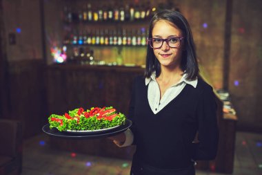 Garsonlar şenlikte yemekleri ile plakaları dağıtmak