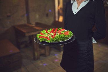 Garsonlar şenlikte yemekleri ile plakaları dağıtmak
