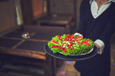 Garsonlar şenlikte yemekleri ile plakaları dağıtmak
