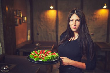 Garsonlar şenlikte yemekleri ile plakaları dağıtmak