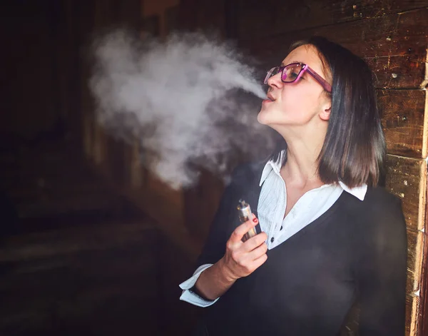 Vaping Man Holding Mechanical Mod Cloud Vapor — Stock Photo, Image