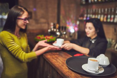 Garsonlar şenlikte yemekleri ile plakaları dağıtmak
