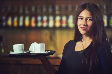 Garsonlar şenlikte yemekleri ile plakaları dağıtmak