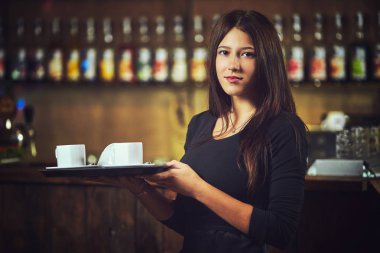 Garsonlar şenlikte yemekleri ile plakaları dağıtmak