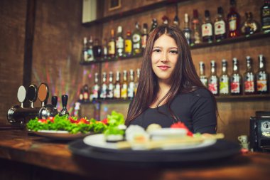 Garsonlar şenlikte yemekleri ile plakaları dağıtmak