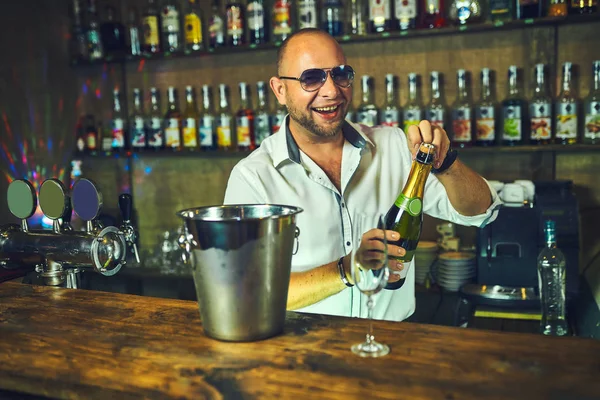 Bilden Bartendern Hälla Champagne Glaset Bardisken — Stockfoto