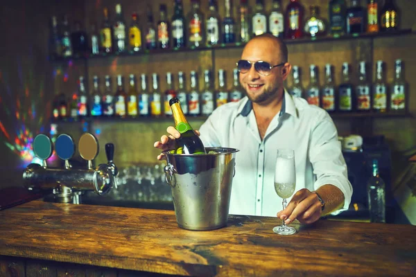 Bilden Bartendern Hälla Champagne Glaset Bardisken — Stockfoto