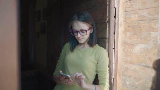 Vrolijke Jonge Vrouwelijke Student Met Schattige Glimlach Aanbrengen Moderne Café — Stockvideo