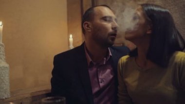mekanik bir mod tutarak vaping adam. Buhar bulutu.