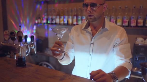 Bartender Pub Atau Restoran Menyiapkan Minuman Koktail Tonik Gin Dalam — Stok Video
