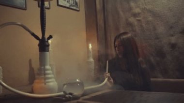 Kız nargile içen / güzel çekici kız içiyor bir nargile, seksi model bir gece içinde club Sigara