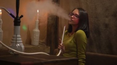 Kız nargile içen / güzel çekici kız içiyor bir nargile, seksi model bir gece içinde club Sigara