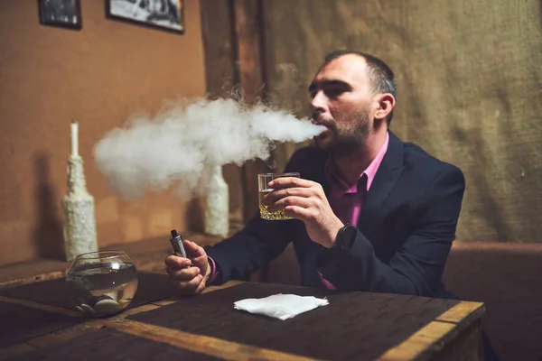 Vaping Man Holding Mechanical Mod Cloud Vapor — Stock Photo, Image