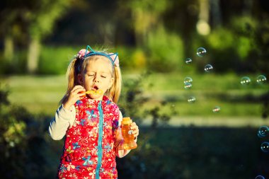 Sevimli küçük kız ve sabun köpüğü Sonbahar Park
