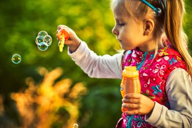 Sevimli küçük kız ve sabun köpüğü Sonbahar Park