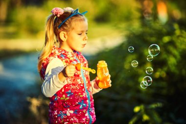 Sevimli küçük kız ve sabun köpüğü Sonbahar Park