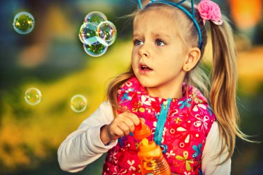 Sevimli küçük kız ve sabun köpüğü Sonbahar Park