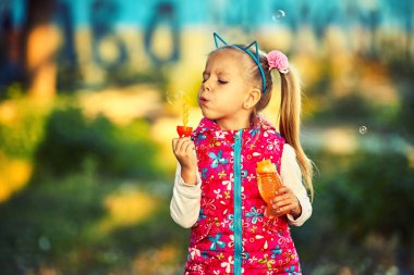 Sevimli küçük kız ve sabun köpüğü Sonbahar Park