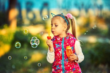 Sevimli küçük kız ve sabun köpüğü Sonbahar Park