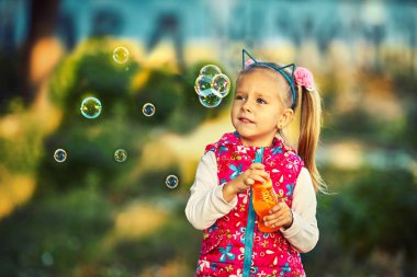 Sevimli küçük kız ve sabun köpüğü Sonbahar Park