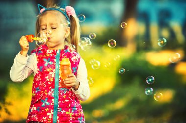 Sevimli küçük kız ve sabun köpüğü Sonbahar Park