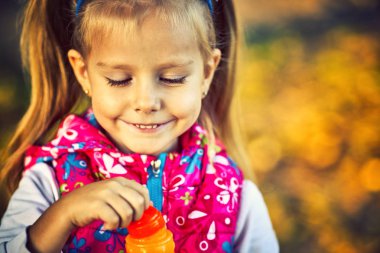 Sevimli küçük kız ve sabun köpüğü Sonbahar Park