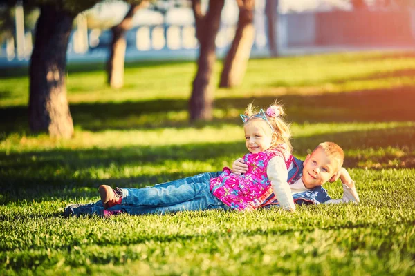 형제와 자매는 잔디에 공원에서 — 스톡 사진