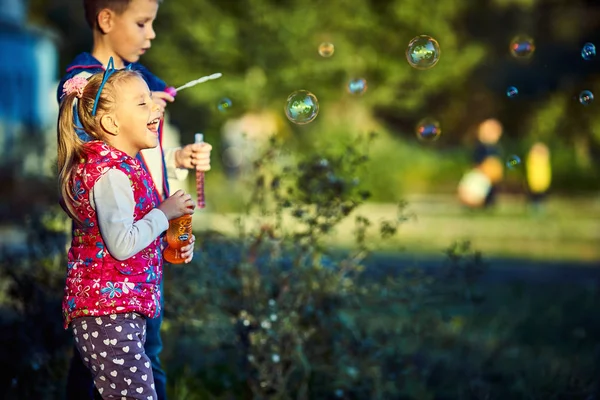Mooi Klein Meisje Zeepbellen Herfst Park — Stockfoto