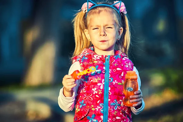 Красивая Маленькая Девочка Мыльные Пузыри Осеннем Парке — стоковое фото