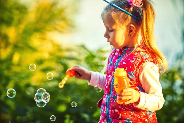 Ganska Liten Flicka Och Såpbubblor Höst Park — Stockfoto