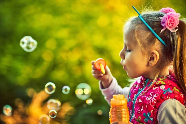 Sevimli küçük kız ve sabun köpüğü Sonbahar Park