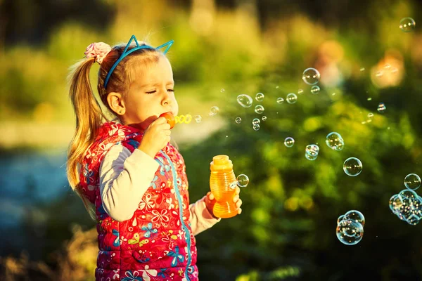 Ganska Liten Flicka Och Såpbubblor Höst Park — Stockfoto