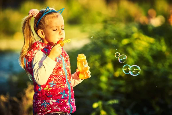 Ganska Liten Flicka Och Såpbubblor Höst Park — Stockfoto