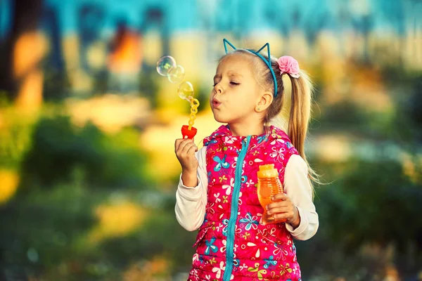 かわいい女の子と秋の公園でシャボン玉 — ストック写真