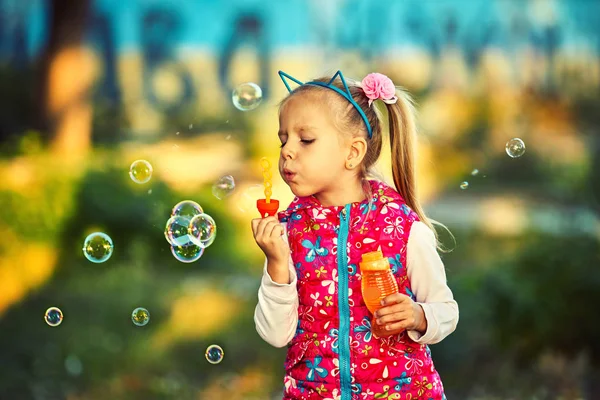Sevimli küçük kız ve sabun köpüğü Sonbahar Park