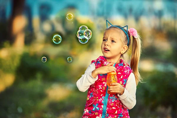Sevimli küçük kız ve sabun köpüğü Sonbahar Park