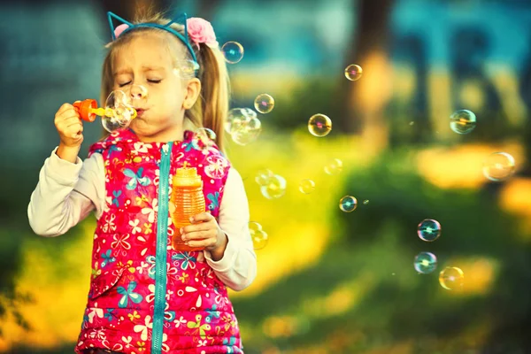 Sevimli küçük kız ve sabun köpüğü Sonbahar Park