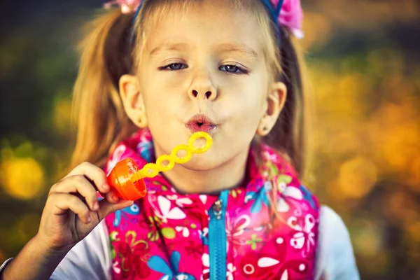 Ganska Liten Flicka Och Såpbubblor Höst Park — Stockfoto